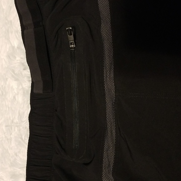 Lululemon Athletic Short Men's Size S Color Black/Gray - Picture 8 of 8